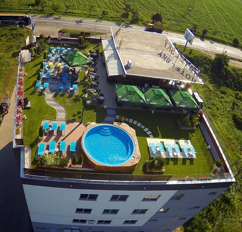 Sky Hotel Oradea Exteriör bild